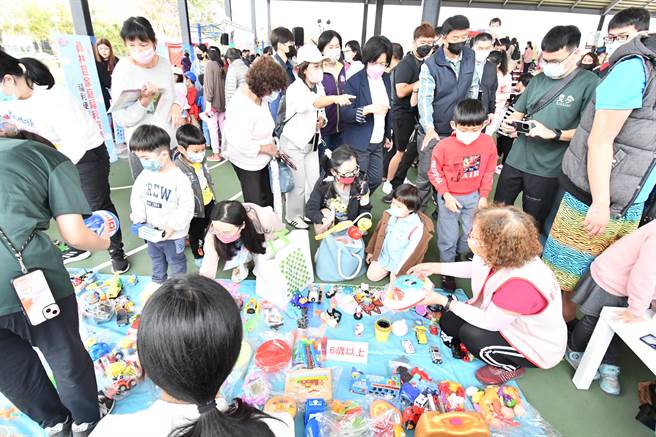 26日上午活動重頭戲「童萌會Party Time」在員林公十九晴雨球場歡樂登場，吸引超過3000名親子同樂。(彰化縣政府提供／吳建輝彰化傳真)