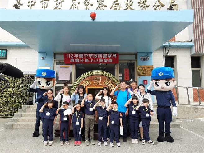 东势警分局25日举办「小小警察体验营」，首次结合在地巧圣仙师宫庙特色举行宣示仪式。（警方提供／陈淑娥台中传真）