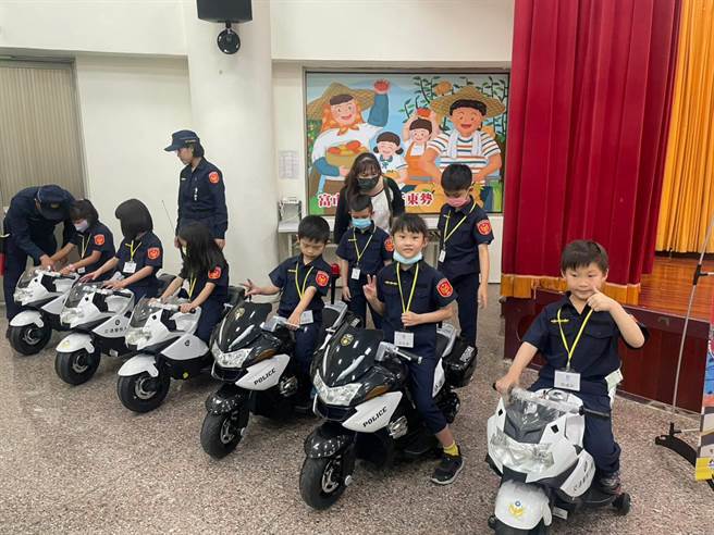 东势警分局25日举办「小小警察体验营」，小朋友相当开心。（警方提供／陈淑娥台中传真）