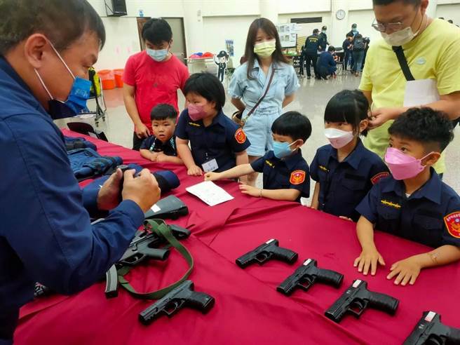 东势警分局25日举办「小小警察体验营」，小朋友相当开心。（警方提供／陈淑娥台中传真）