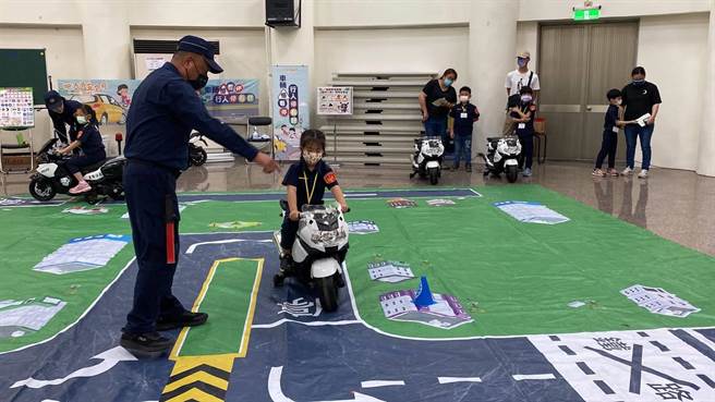 东势警分局25日举办「小小警察体验营」，小朋友相当开心。（警方提供／陈淑娥台中传真）