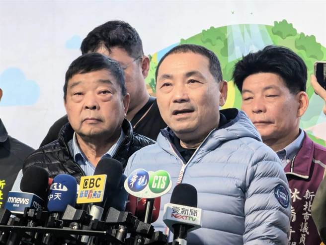 新北市长侯友宜受访时表示，关心民眾、解决民眾的痛苦，比关心民调更重要。（张志康摄）