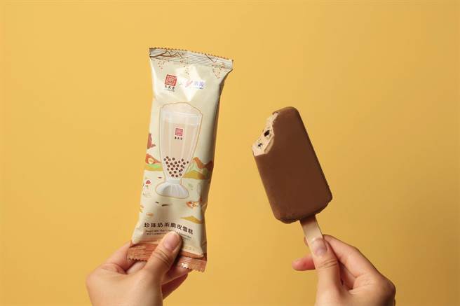 春水堂x小美「珍珠奶茶脆皮雪糕」拥有浓郁奶茶香，加上Q弹珍珠，外层包覆「红茶脆皮」增添口感。（春水堂提供）