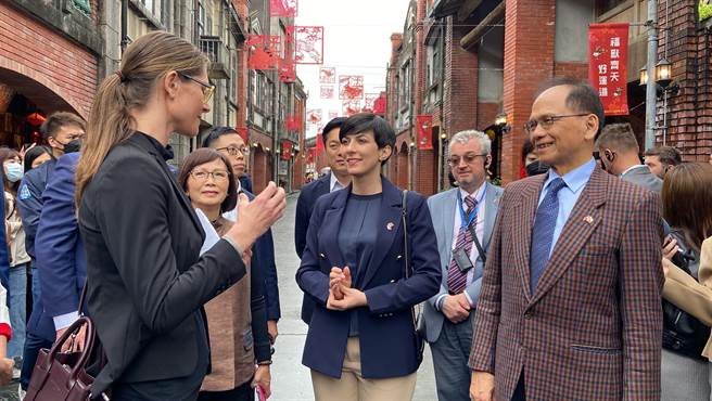 立法院长游锡堃（右）今（26日）陪同捷克眾议长艾达莫娃（左）访问团参访宜兰。（吴佩蓉摄）