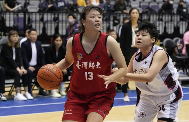 台师大陈昱洁（左）贡献15分、15篮板，助队拿下111学年UBA公开女一级季军。（大专体总提供）