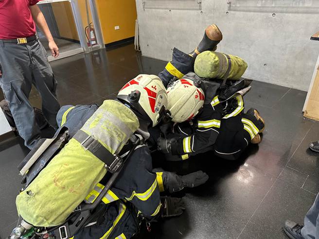 龟山分队林郁馨和陈怡静成功救援全靠平时扎实的训练。(翻摄照片／蔡依珍桃园传真)