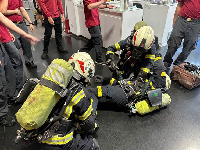 龟山分队林郁馨和陈怡静成功救援全靠平时扎实的训练。(翻摄照片／蔡依珍桃园传真)