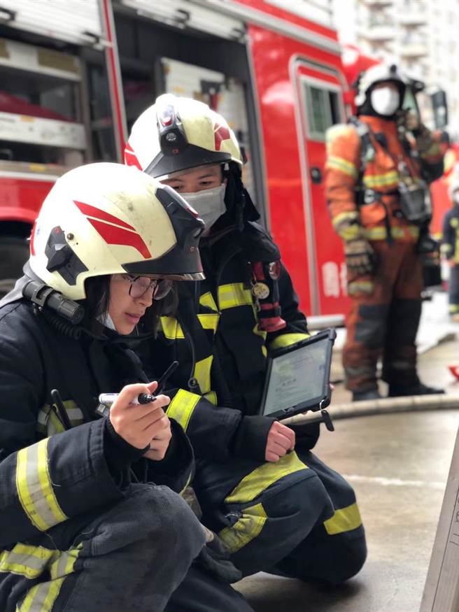 龟山分队林郁馨和陈怡静成功救援全靠平时扎实的训练。(翻摄照片／蔡依珍桃园传真)