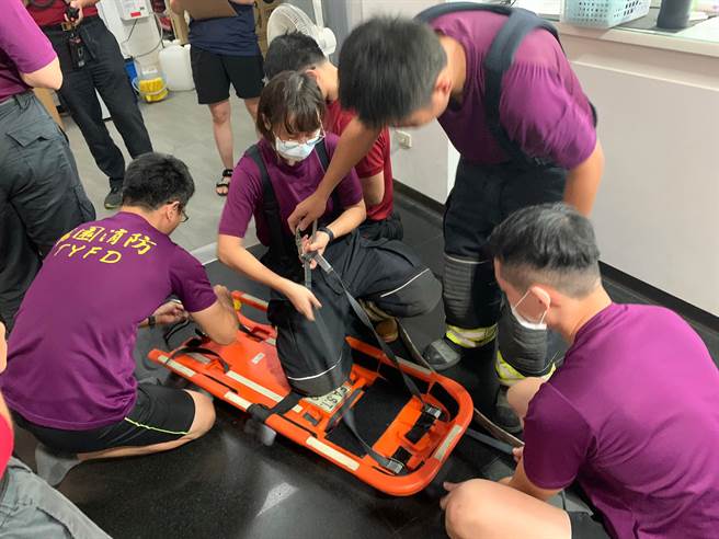 龟山分队林郁馨和陈怡静成功救援全靠平时扎实的训练。(翻摄照片／蔡依珍桃园传真)