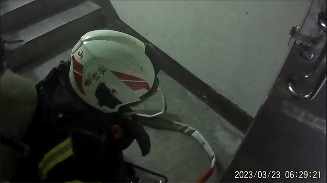 龟山分队林郁馨和陈怡静背着30公斤的装备从火场救出近90公斤重伤男。(翻摄照片／蔡依珍桃园传真)