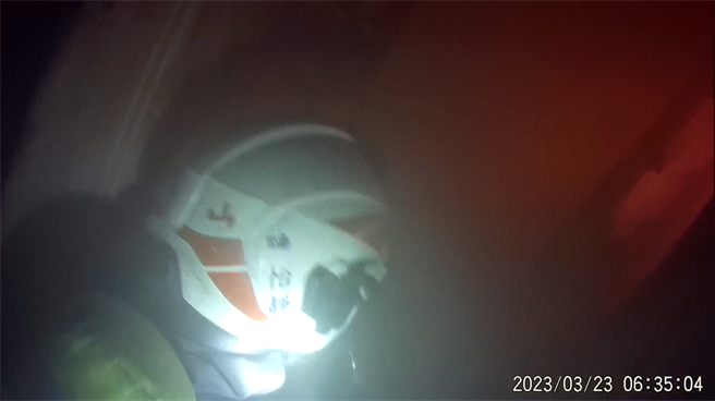 龟山分队林郁馨和陈怡静背着30公斤的装备从火场救出近90公斤重伤男。(翻摄照片／蔡依珍桃园传真)