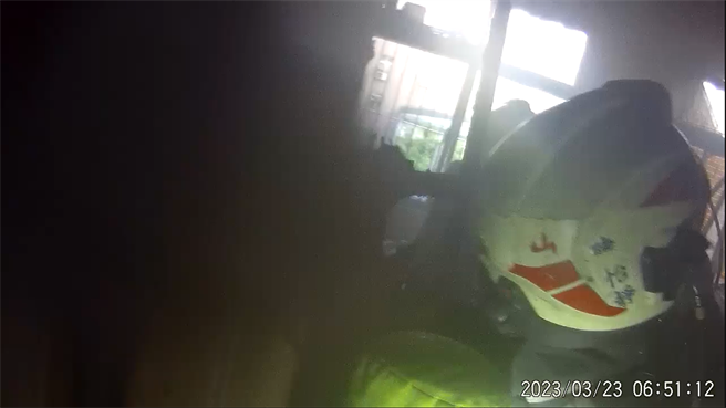 龟山分队林郁馨和陈怡静背着30公斤的装备从火场救出近90公斤重伤男。(翻摄照片／蔡依珍桃园传真)