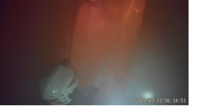 龟山分队林郁馨和陈怡静背着30公斤的装备从火场救出近90公斤重伤男。(翻摄照片／蔡依珍桃园传真)