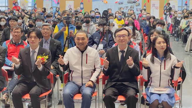 新北市长侯友宜今天出席新北市优秀青年表扬大会。（吕健豪摄）