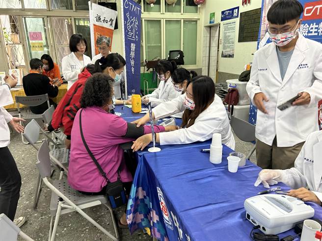 中台科大健康服务团队及萧荣隆、李政鸿两位医师也在大里区新仁里为居民提供健康检测、卫教宣导等专业医疗服务。（李天生提供／冯惠宜台中传真）