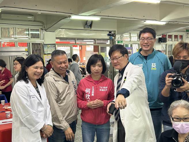 中台科大健康服务团队及萧荣隆、李政鸿两位医师也在大里区新仁里为居民提供健康检测、卫教宣导等专业医疗服务。（李天生提供／冯惠宜台中传真）