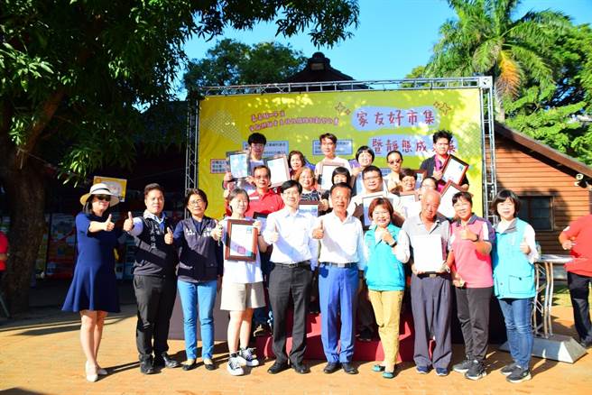 嘉义县办理家庭照顾者相关支持活动，友善商家摆摊及静态成果展。（嘉义县政府提供／廖素慧嘉县传真）