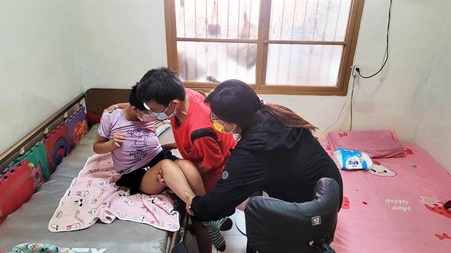 嘉义县办理家庭照顾者相关支持活动，转介个别心理辅导、谘商服务。（嘉义县政府提供／廖素慧嘉县传真）