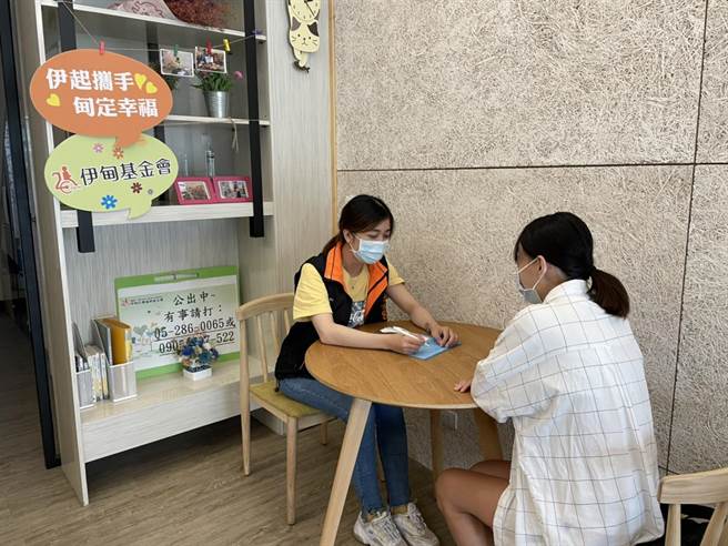 嘉义县办理家庭照顾者谘商服务。（嘉义县政府提供／廖素慧嘉县传真）