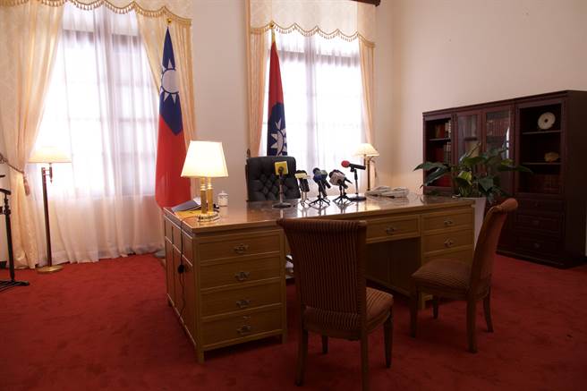 《和平归来》总统办公桌以1：1打造。（马克吐温国际影像提供）