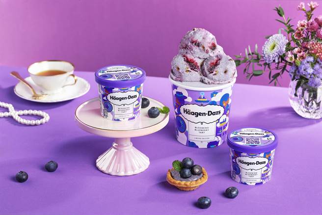哈根达斯春季限定新品「蓝莓塔冰淇淋」吃得到浓郁蓝莓冰淇淋交织蓝莓果酱与酥松塔皮碎块，现在到莱尔富购买享优惠价89元。（哈根达斯提供）