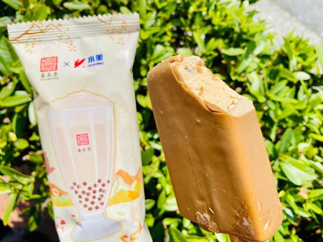7-11独家贩售春水堂x小美「珍珠奶茶脆皮雪糕」，一口感受珍奶与红茶脆皮的创意滋味，59元。（7-11提供）