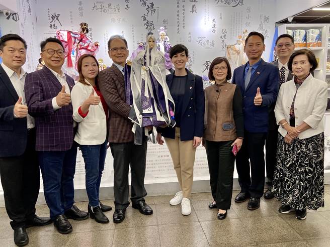 立法院长游锡堃（左4）赠送素还真布袋戏给予捷克眾议长艾达莫娃（左5）当纪念品。（吴佩蓉摄）