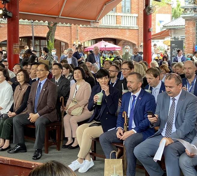 捷克眾议长艾达莫娃一边欣赏折子戏一边品尝珍珠奶茶。（吴佩蓉摄）