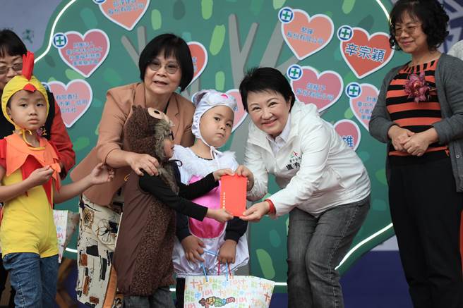 十方启能中心公益园游会26日在台中市大坑经补库停车场登场，市长卢秀燕特别到场捐款。（冯惠宜摄）