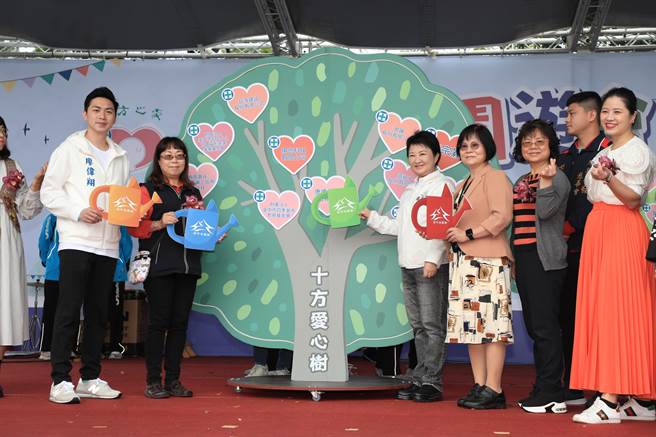 十方启能中心公益园游会今(26)日在台中市大坑经补库停车场登场。（冯惠宜摄）