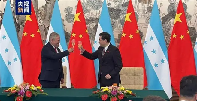 大陸外交部長秦剛（右）在北京與宏都拉斯外交部長雷依納（Eduardo Enrique Reina）舉杯慶祝建交。（圖／取自央視新聞）