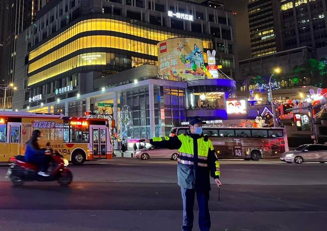 台北被知名国外网站评比为世界第4安全城市，图为警察在台湾灯会执行勤务。（取自脸书）