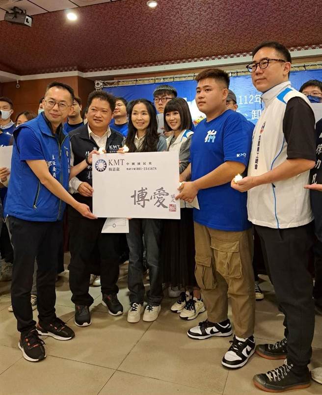 锺东锦夫人陈美琦（前左三）今天带领百位青年一起入党。（国民党苗栗县党部提供／李京升苗栗传真）