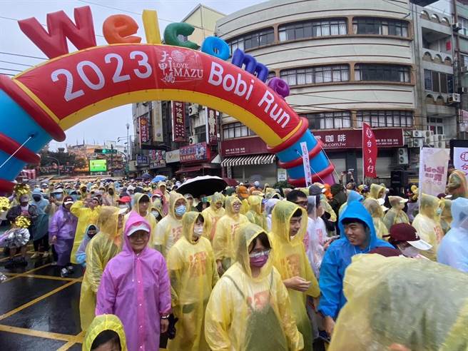 「2023大甲妈 Bobi Run 祈福路跑」26日登场，现场逾千位跑者冒雨参加。（台中市府提供／陈淑娥台中传真）