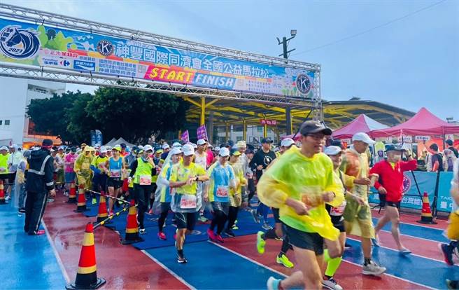 神冈马拉松26日清晨在神冈国小热闹开跑，吸引2000人共襄盛举。（台中市府提供／陈淑娥台中传真）