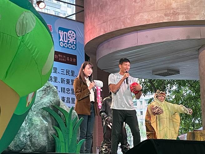 許淑華與神秘嘉賓中華男足隊長吳俊青同台，帶給孩童環保知識。（劉彥宜攝）