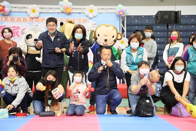 嘉义县长翁章梁为亲子趣味活动吹哨开跑，Q宝爬爬乐出发。（嘉义县政府提供／廖素慧嘉县传真）