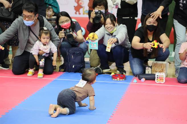 嘉义县Q宝爬爬乐，家长们使出各显身为宝贝加油。（嘉义县政府提供／廖素慧嘉县传真）