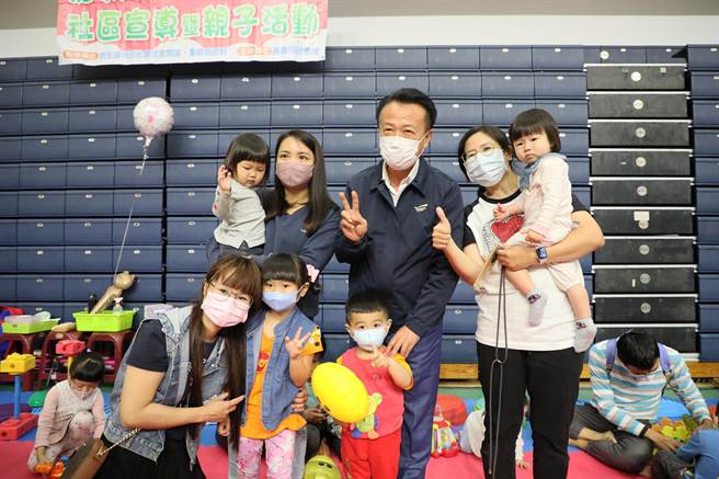 嘉义县长翁章梁与参加活动的亲子互动。（嘉义县政府提供／廖素慧嘉县传真）