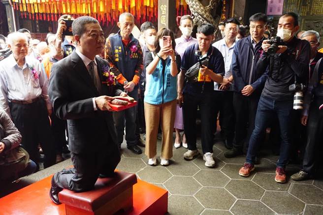 主委陈志锋掷筊请示举办日期，天上圣母赐允3圣杯，订于明年11月24日起至11月30日举行。（陈淑娥摄）