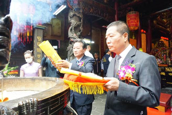 主委陈志锋掷筊请示举办日期，天上圣母赐允3圣杯，订于明年11月24日起至11月30日举行。（陈淑娥摄）