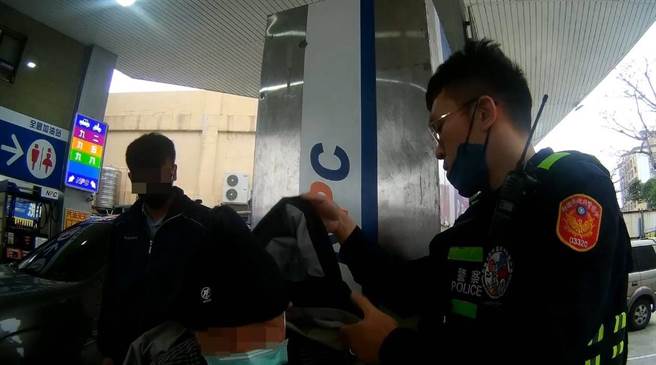 92歲吳老先生到加油站說有重要的事，但卻想不起來，警方助他平安返家。(翻攝照片／蔡依珍桃園傳真)