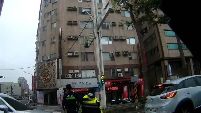 92歲吳老先生到加油站說有重要的事，但卻想不起來，警方助他平安返家。(翻攝照片／蔡依珍桃園傳真)