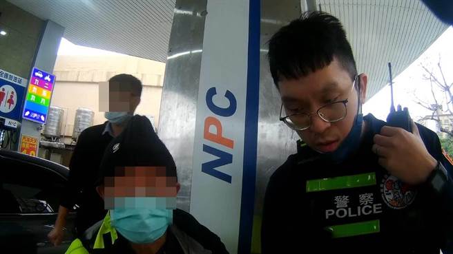 92歲吳老先生到加油站說有重要的事，但卻想不起來，警方助他平安返家。(翻攝照片／蔡依珍桃園傳真)