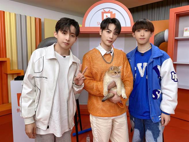 古曜威（中）带萌猫酷弟上节目，网友直说好可爱。左为陈柏谛、右为吕尊扬。（单纯梦想文创事业、华纳音乐提供）