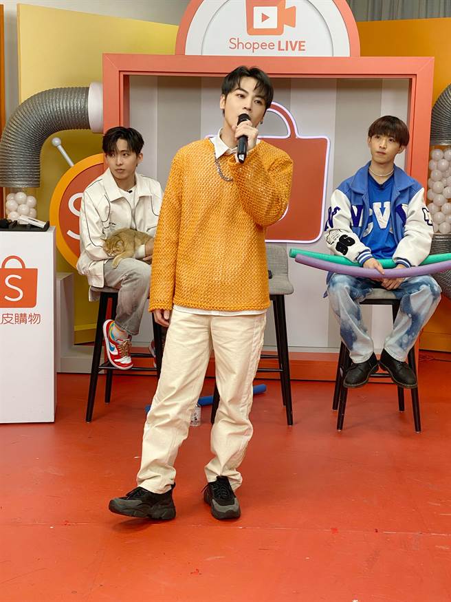 古曜威（中）日前抢先演唱新歌〈我喜欢你〉。（单纯梦想文创事业、华纳音乐提供）