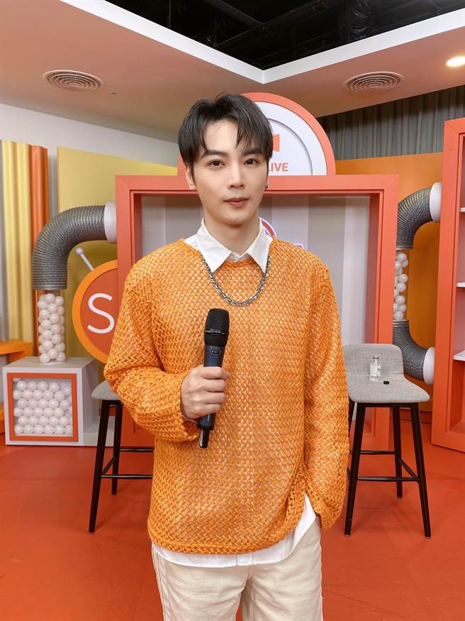 古曜威日前抢先演唱新歌〈384公里〉，线上涌入万人抢听。（单纯梦想文创事业、华纳音乐提供）