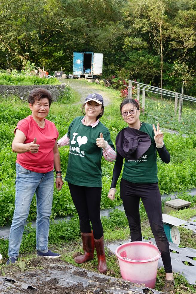 头城农场主人卓陈明（左）跟王龙芬（中）和陈秀婷（右）分享菜园里工作的小技巧。（头城农场提供／吴佩蓉宜兰传真）