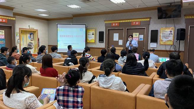 员荣为储备未来庞大医护人才，26日携手仁德医专举办招生说明会，超过上百中部地区学生、家长参与，抢攻优渥的工作机会。(员荣提供／吴建辉彰化传真)