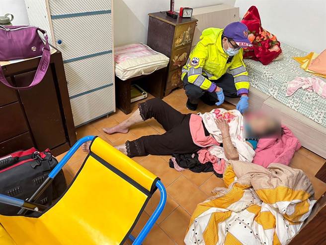 警消破门协助老妇送医，所幸并无大碍。(警方提供／吕筱蝉桃园传真)